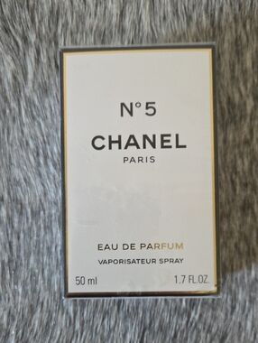Chanel No.5 Eau de Parfum - White & Gold Box